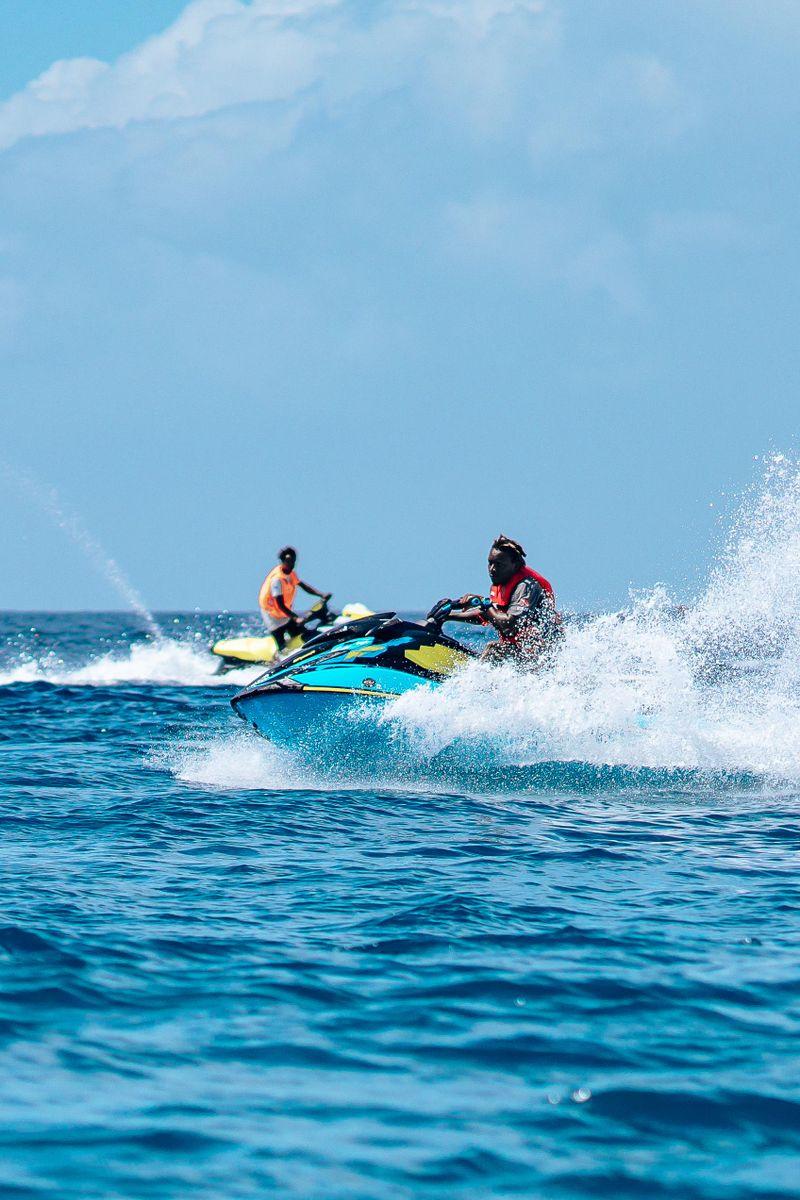 Groupe d'amis en jet ski sur l'eau