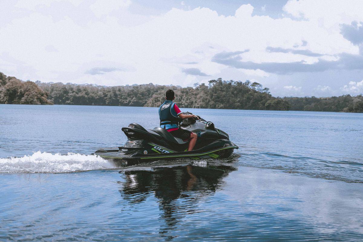 Jet ski sur un lac entoure d'arbres